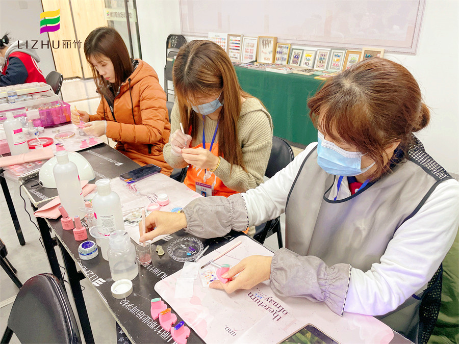 學美甲有年齡限制嗎？南寧專業(yè)美甲師培訓學校告訴你