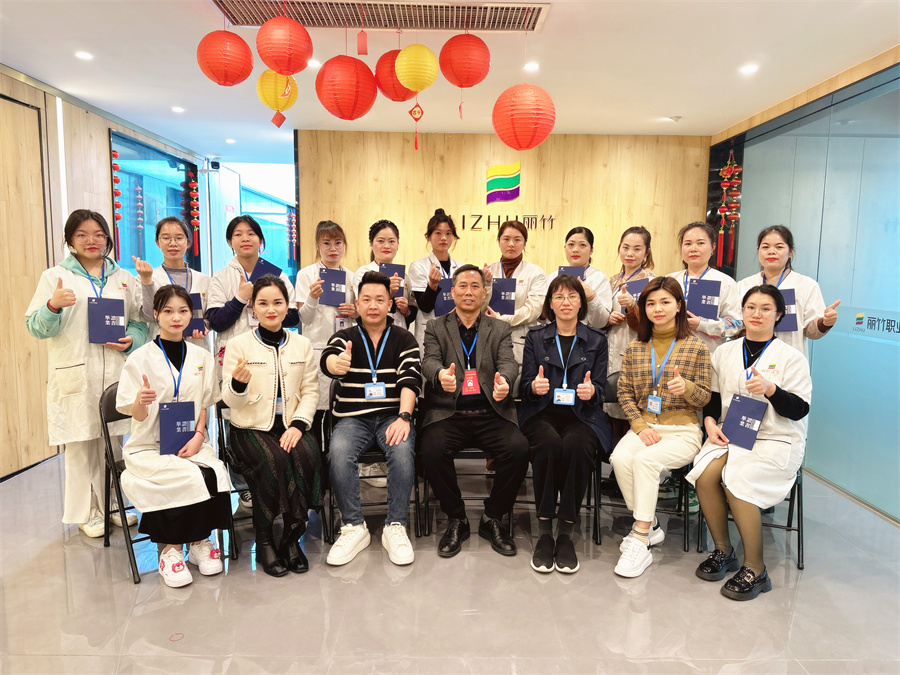 南寧美容培訓(xùn)班畢業(yè)，同學(xué)們，加油！