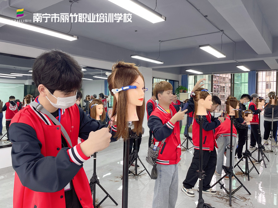 發(fā)型剪出層次感的技巧，南寧美發(fā)師培訓課程