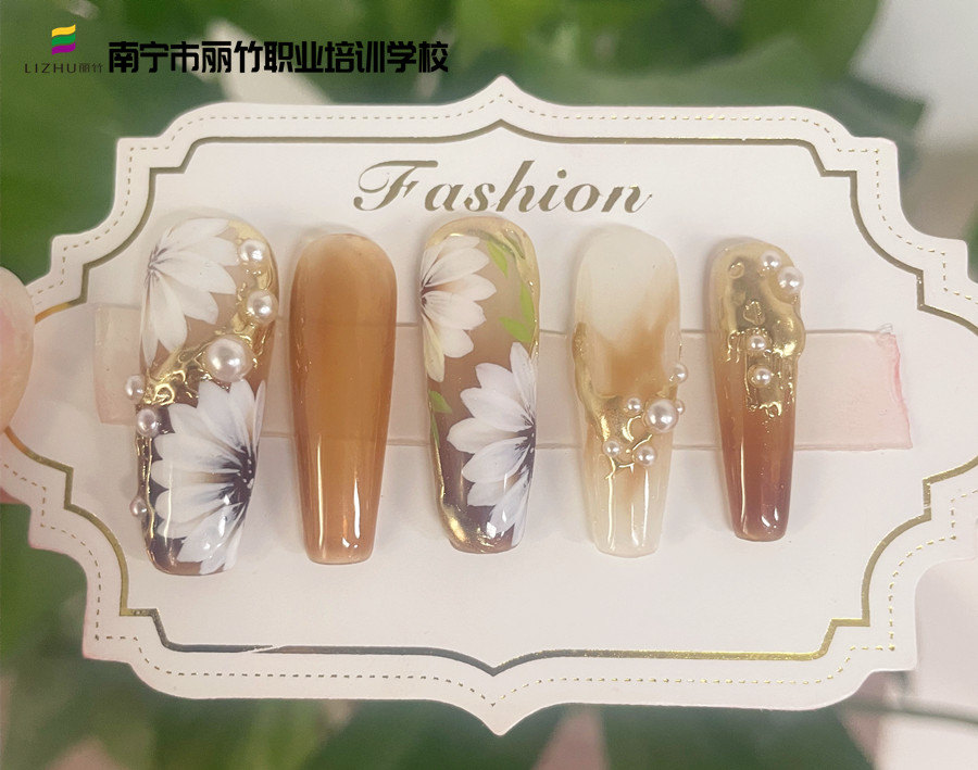 春日手繪花朵美甲，廣西美甲速成班營(yíng)造春之浪漫