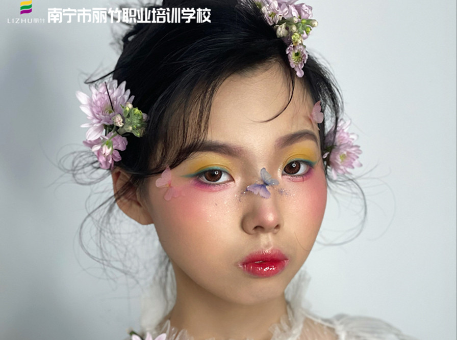 森系鮮花新娘造型，南寧新娘化妝學(xué)校作品