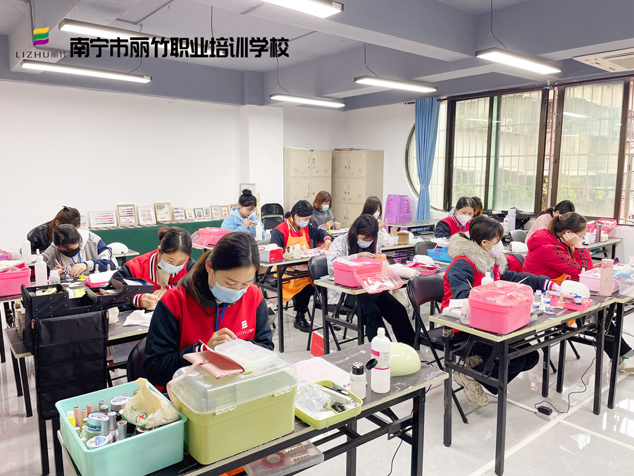 南寧學(xué)美甲哪里可以進(jìn)修？麗竹學(xué)校美甲專業(yè)