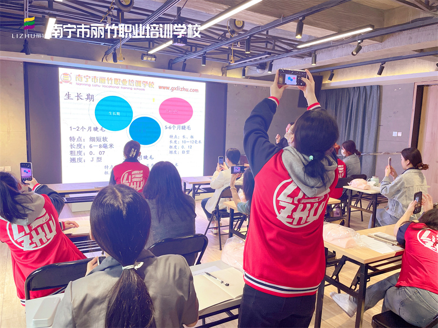 開(kāi)班啦！直擊南寧美睫學(xué)校課堂實(shí)況