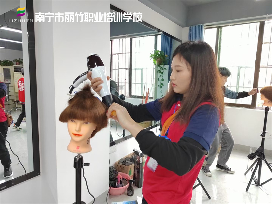 廣西學(xué)吹風(fēng)造型、廣西美發(fā)吹風(fēng)培訓(xùn)