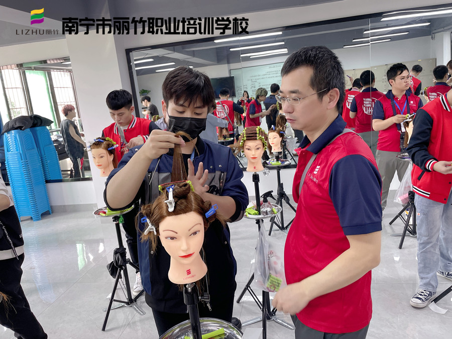 美發(fā)怎么卷杠紙？南寧美發(fā)卷發(fā)學(xué)校實訓(xùn)展示