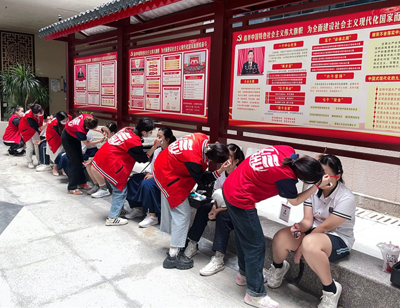 南寧化妝實(shí)踐課，為南寧十四中同學(xué)提供化妝服務(wù)