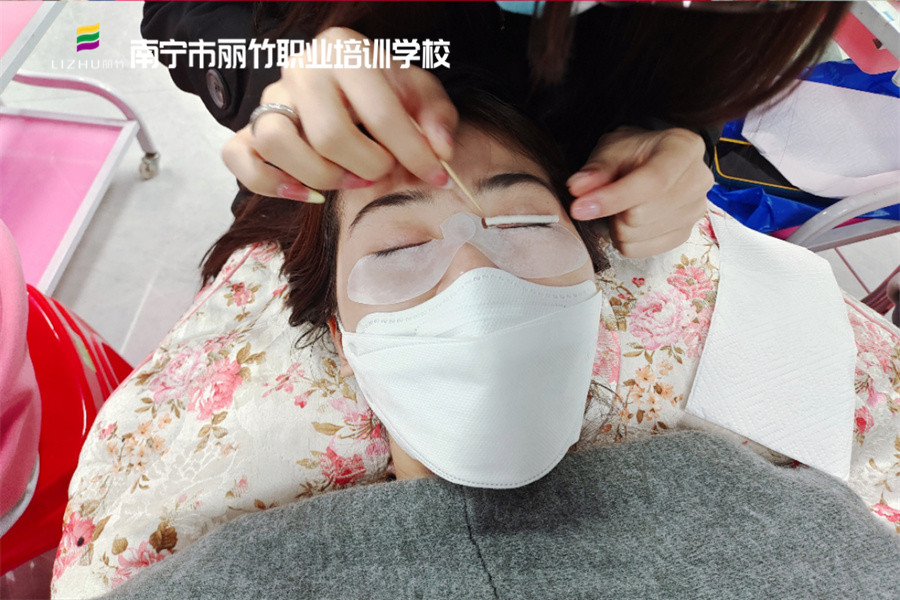 冷燙翹睫術(shù)的好處，南寧美甲美睫學(xué)校分享