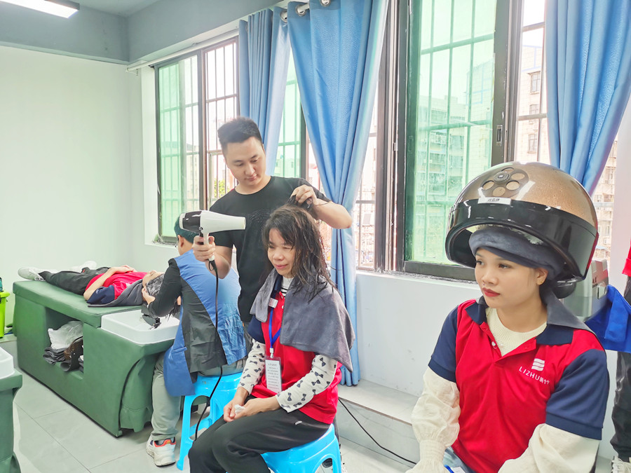 如何給發(fā)膜加熱？南寧美發(fā)職業(yè)技術(shù)學(xué)校課堂實(shí)訓(xùn)講解