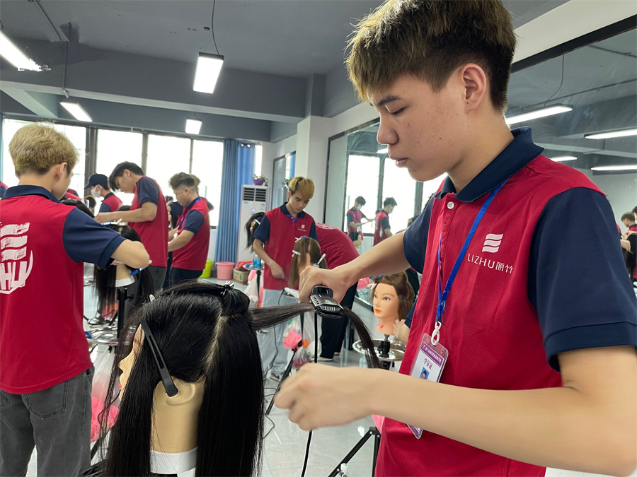 直板夾怎么拉直發(fā)？廣西美發(fā)造型學(xué)校教你