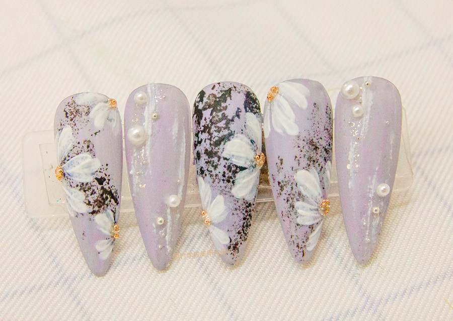 南寧美甲學(xué)校：磨砂美甲，鉑金膠美甲，彩繪小雛菊美甲