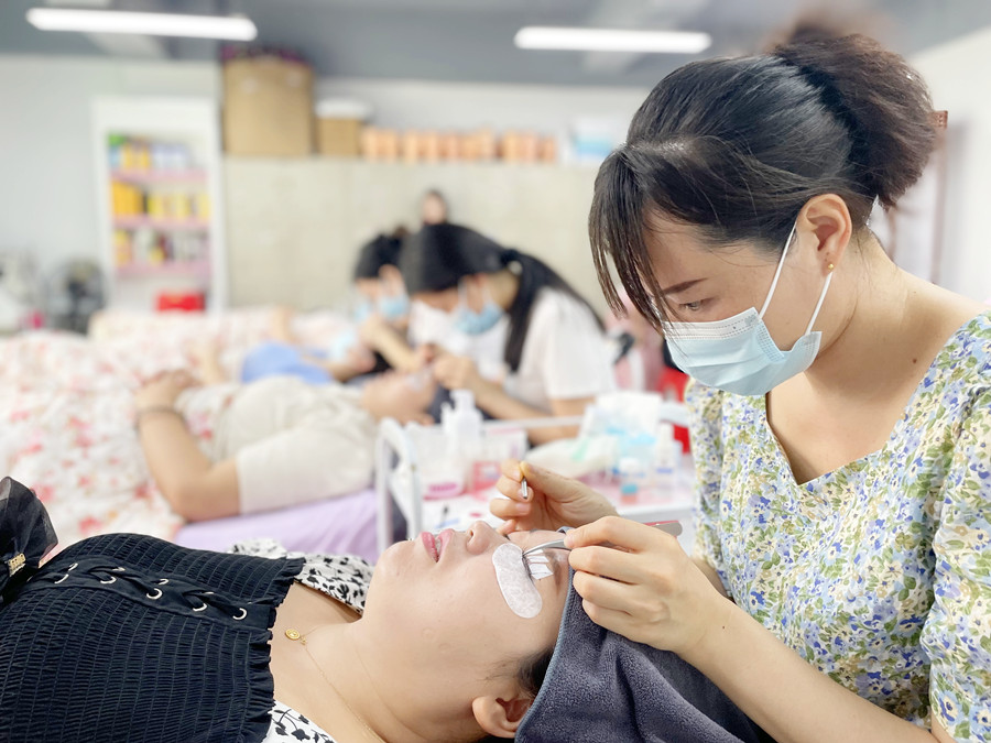 學(xué)費(fèi)多少？南寧美甲美睫紋繡培訓(xùn)學(xué)校