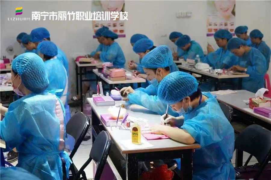 如何選擇紋繡學(xué)校？南寧紋繡學(xué)校教你