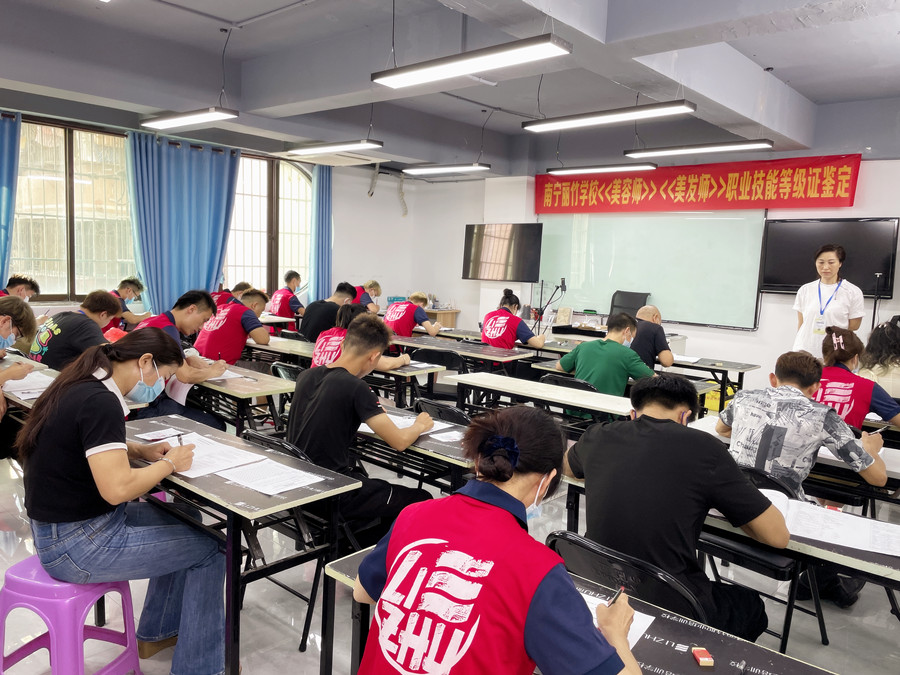 美發(fā)師證考試，麗竹學(xué)校一路高歌