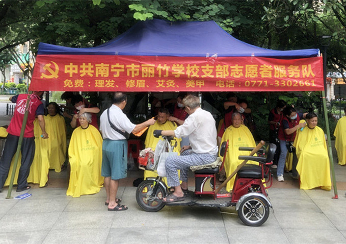 ?小區(qū)免費(fèi)理發(fā)公益活動(dòng)，廣西美發(fā)職業(yè)技術(shù)學(xué)校在進(jìn)行