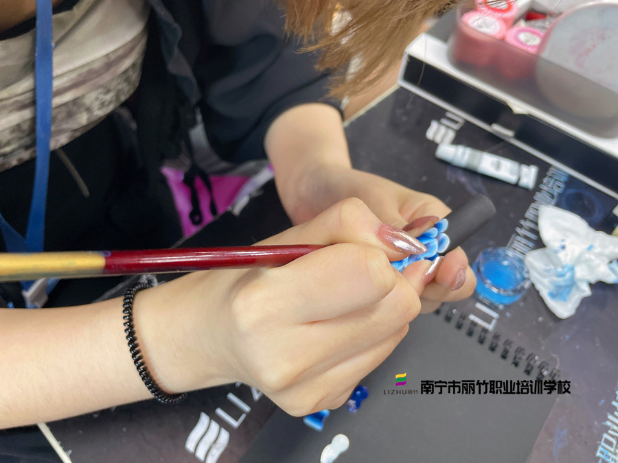 甲油膠調(diào)色技巧，南寧美甲培訓(xùn)
