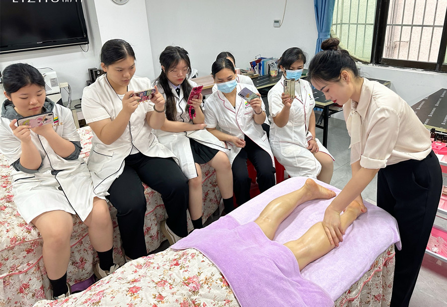 廣西美容美師：如何給腿部按摩？