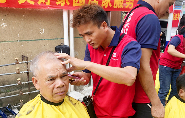 廣西美發(fā)職業(yè)學(xué)?！皩W(xué)雷鋒”活動走進南棉社區(qū)