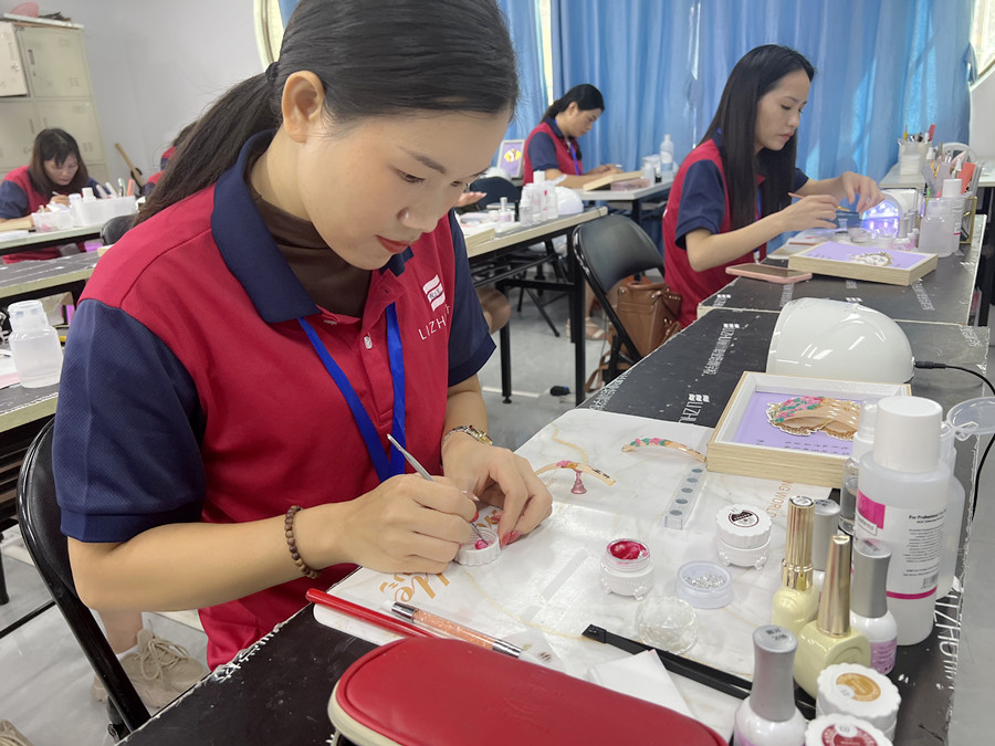 賞析！南寧美甲造型學(xué)校學(xué)員雕花作品