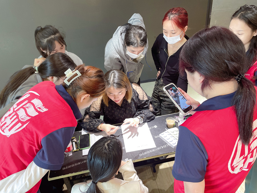 麗竹年終美睫進(jìn)修專場(chǎng)，老師手把手教學(xué)