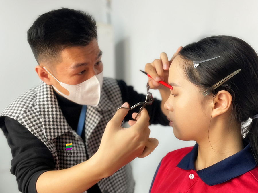 如何用睫毛夾？化妝工具介紹