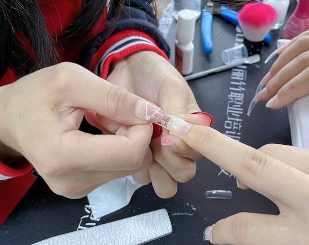 廣西美甲：貼甲片需要照燈嗎？