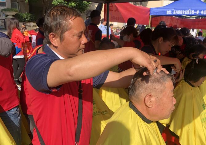 冬日暖陽，廣西美發(fā)理發(fā)學(xué)校小區(qū)免費理發(fā)
