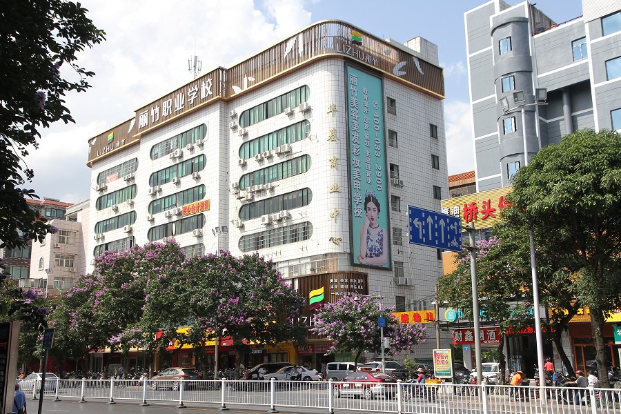 亖瘋了！南寧市美業(yè)職業(yè)培訓(xùn)學(xué)校生源爆滿