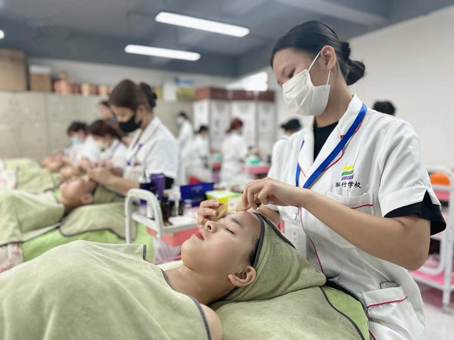 面部刮（sha）痧的教程，?廣西美容皮膚管理學(xué)校學(xué)習(xí)