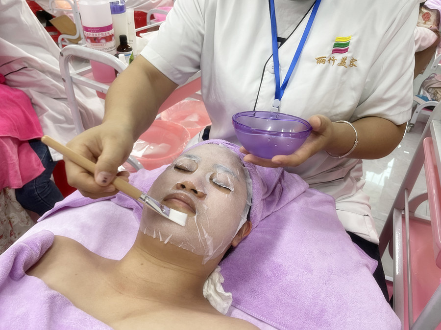 冬季敷面膜技巧，南寧美容護(hù)膚養(yǎng)顏學(xué)校分享