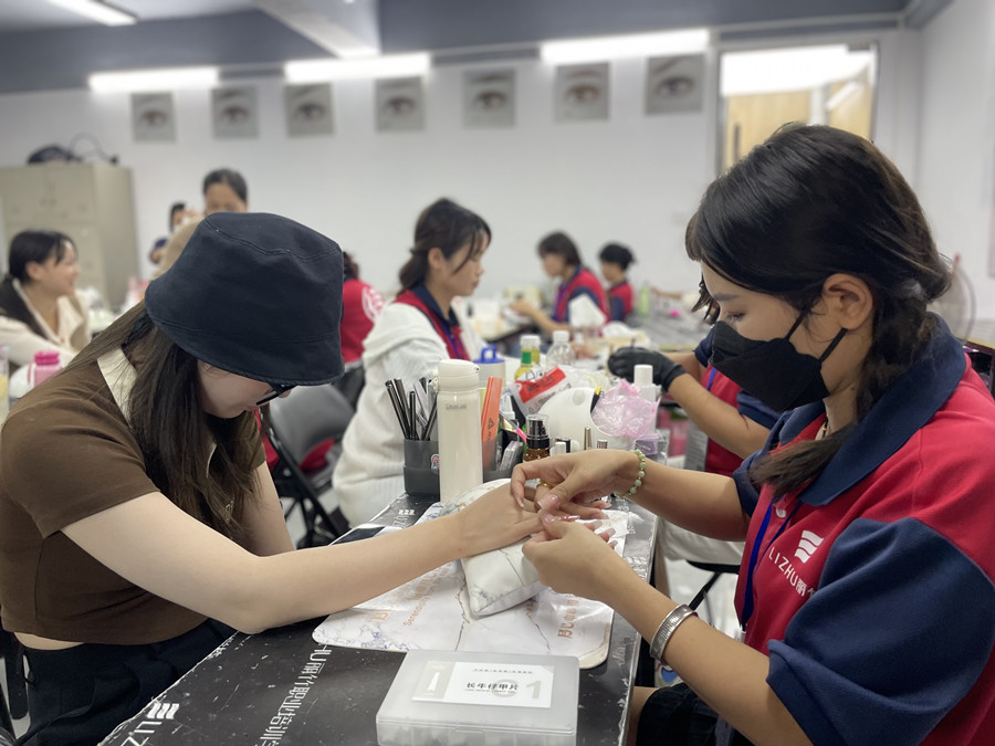 全貼甲片卸甲步驟，廣西美甲學(xué)校在哪里？