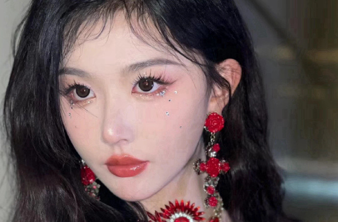 孔雪兒演唱會碎鉆仿妝，廣西美妝學習
