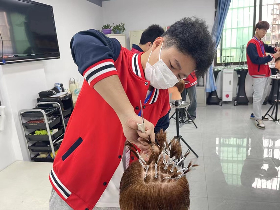 什么是錫紙燙？廣西美發(fā)燙染剪學(xué)校課程講解