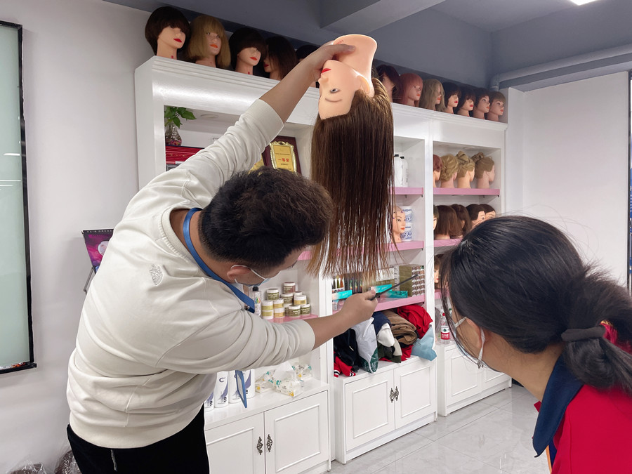 長碎發(fā)怎么剪？南寧剪發(fā)理發(fā)培訓(xùn)學(xué)校課件