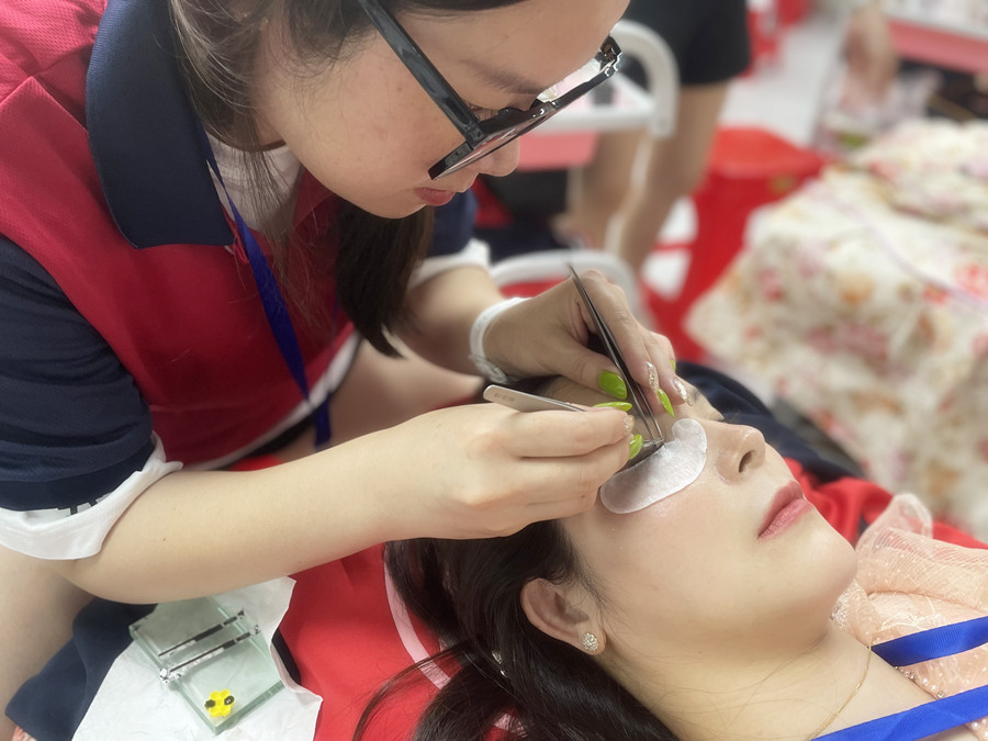 美睫后眼睛癢？廣西美甲美睫學校幫你解決