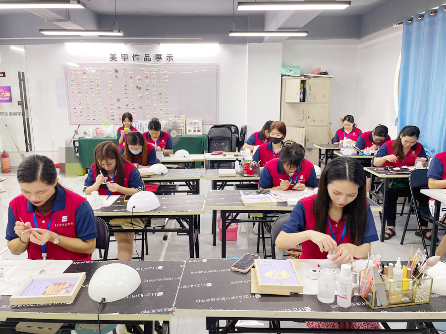 跳色美甲的特點(diǎn)，南寧美甲培訓(xùn)品牌詳解