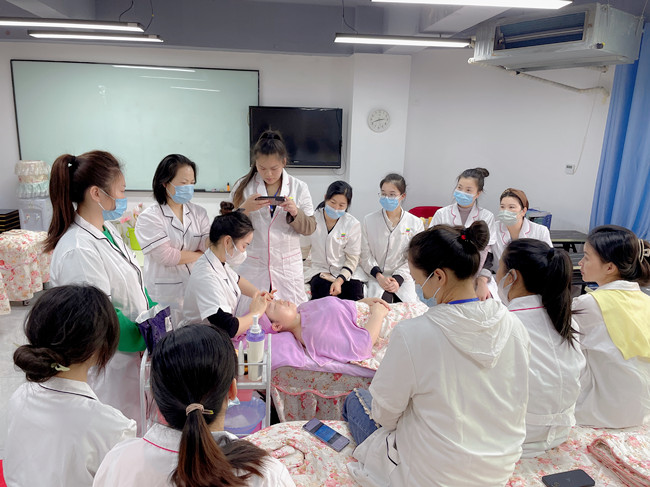 問(wèn)題皮膚夏日護(hù)膚指南，南寧美容養(yǎng)顏學(xué)校分享