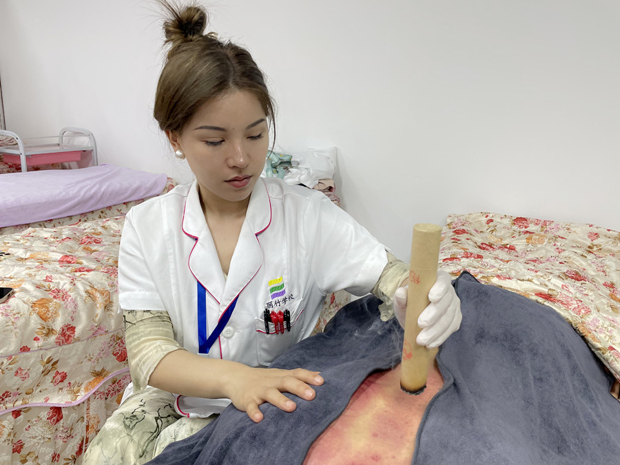 艾條熏背的好處，廣西中醫(yī)美容職校課程分享