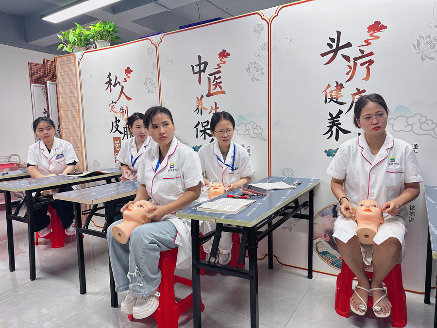 假頭模面部美容教學(xué)，南寧美容培訓(xùn)被認(rèn)可