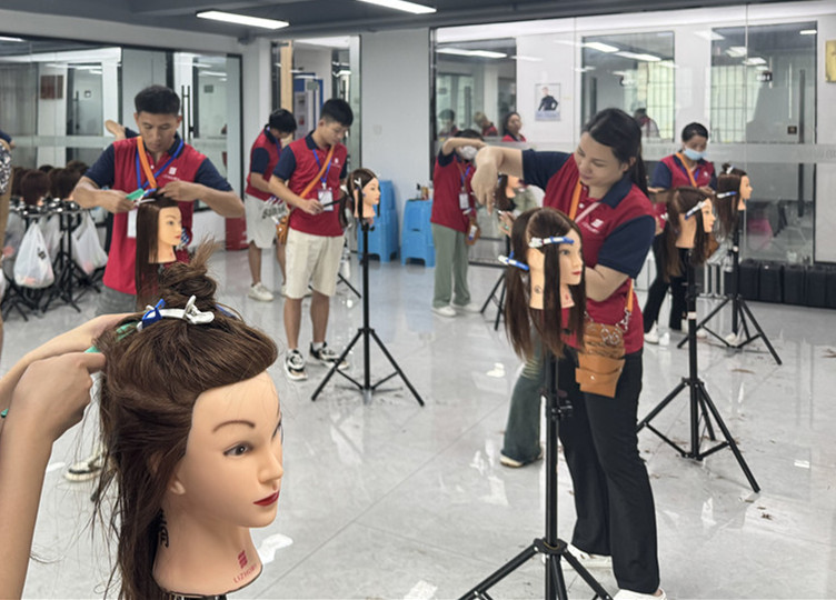 什么是挑剪？廣西美發(fā)剪發(fā)理發(fā)學(xué)校課堂講解