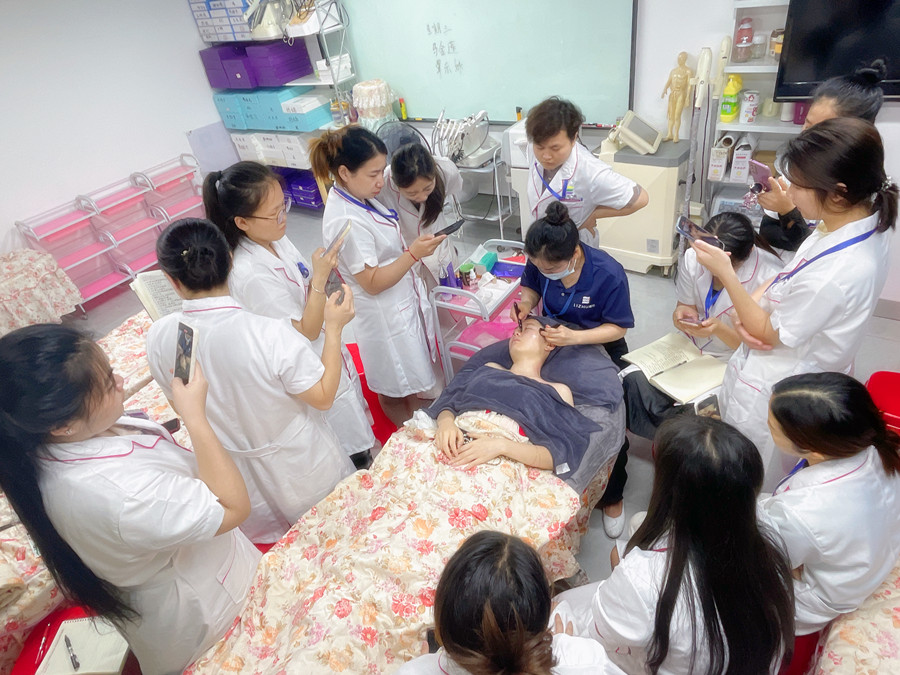 南寧美容專業(yè)教學(xué)：如何進行眼部護理？