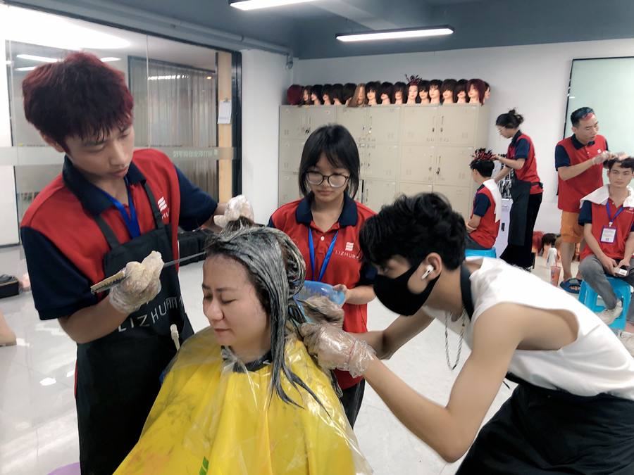如何向顧客推薦合適的發(fā)色？南寧燙染造型學校分享