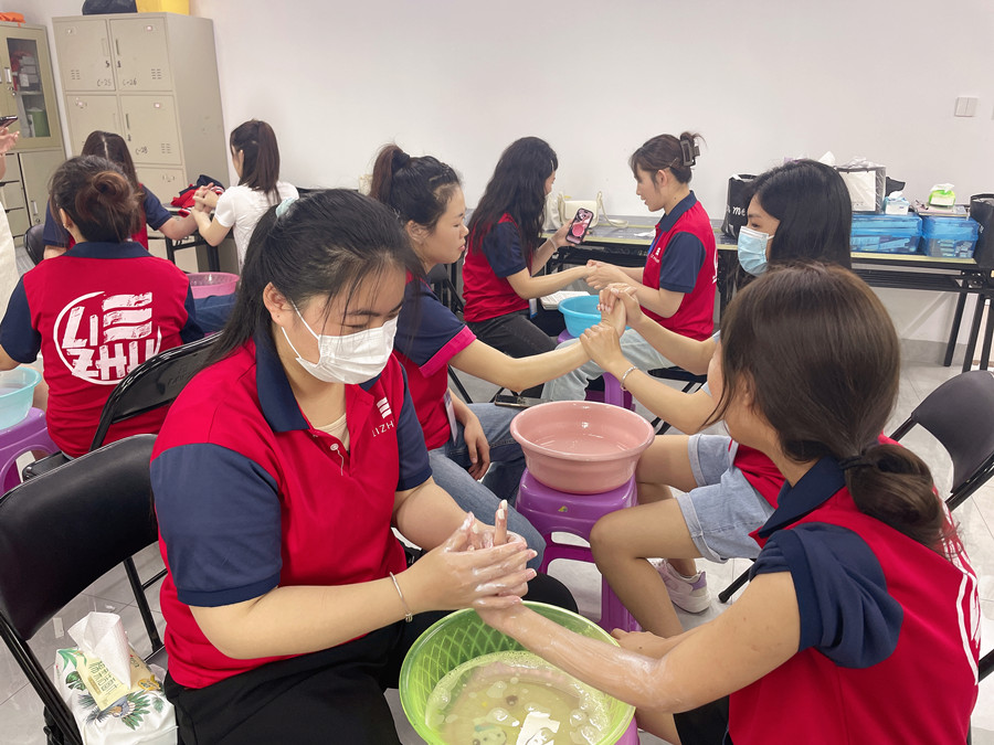 你的指甲為什么有豎線和白點(diǎn)？南寧學(xué)美甲基礎(chǔ)
