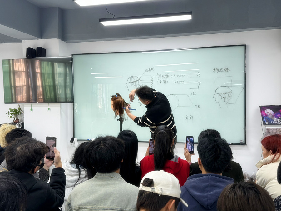 內(nèi)斜手法練習(xí)，廣西美發(fā)女士剪發(fā)培訓(xùn)