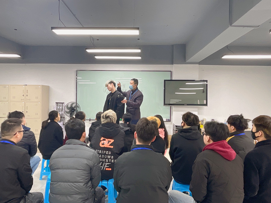 起發(fā)腳是什么？南寧學理發(fā)剪發(fā)培訓