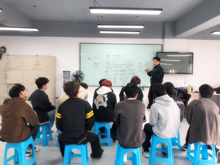 美發(fā)店常用的燙發(fā)方式，廣西燙染專業(yè)技術(shù)學校總結(jié)分享