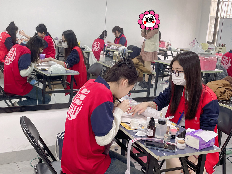 紙托光療延長技巧，廣西美甲專業(yè)教學