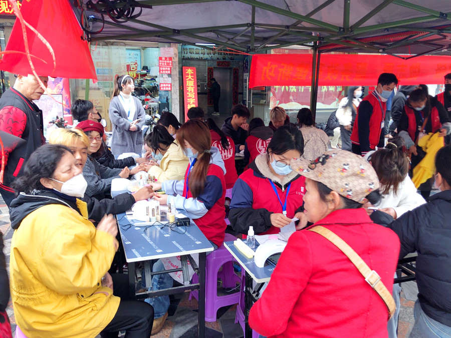 美甲活動免費，南寧美甲造型專業(yè)學校開啟“學雷鋒月”