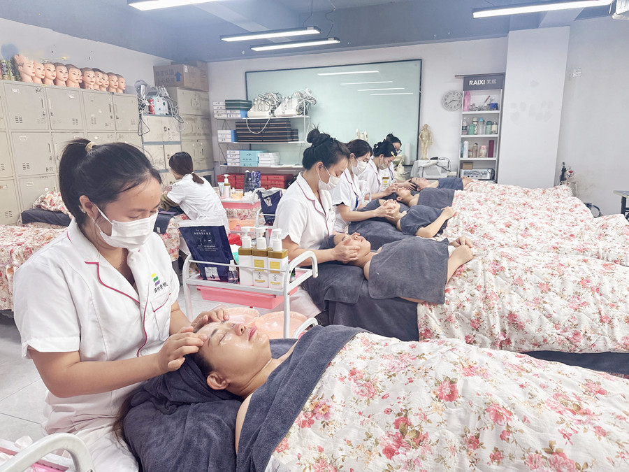 如何使用面霜進(jìn)行面部按摩？南寧教面部按摩