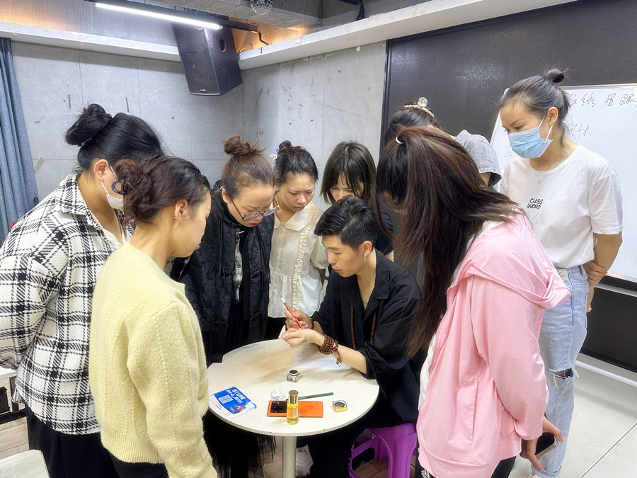 薄唇和厚唇的調(diào)整方法，廣西紋繡進(jìn)修深造培訓(xùn)?