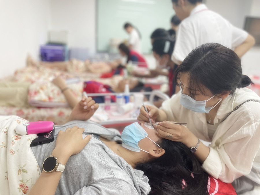 做完美睫怎么修補？南寧美甲專業(yè)培訓